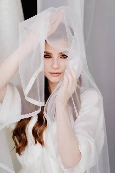一个穿着白袍、披着婚纱的年轻漂亮女子的画像. — 图库照片