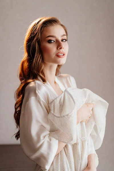 흰옷을 입고 웨딩 드레스를 입은 아름다운 여인의 사진 — 스톡 사진
