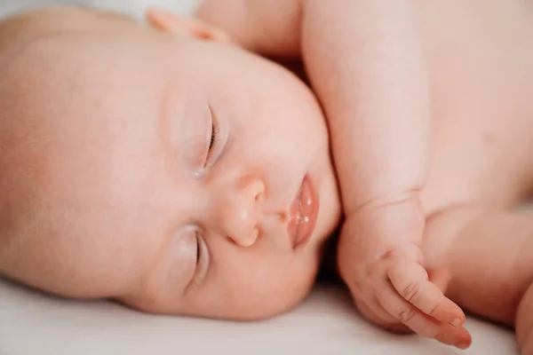 睡觉的宝贝。一天的活动方式，新生儿的健康睡眠. — 图库照片