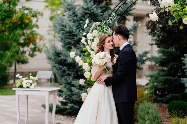Cerimonia nuziale all'aperto in arco di fiori viventi.la sposa è commossa e piange — Foto Stock