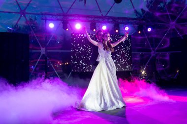 Gelin ve damat ilk düğün dansını yapıyorlar.. 