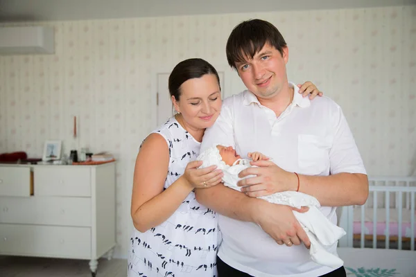 Γονείς με ένα νεογέννητο στην αγκαλιά τους. ένας άντρας και μια γυναίκα με πολυαναμενόμενο παιδί.. — Φωτογραφία Αρχείου