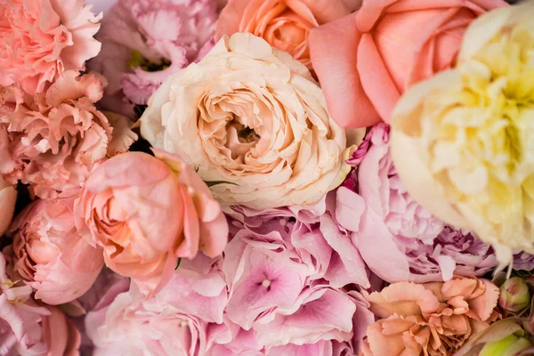 Háttér textúra. egy csokor finom rózsaszín rózsa. — Stock Fotó