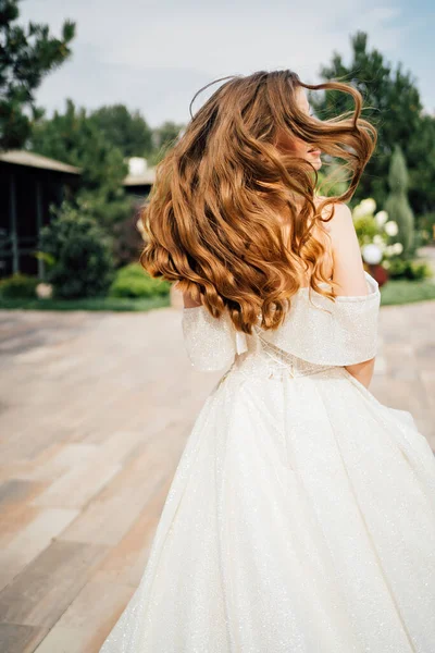 Kaçak gelin. Beyaz gelinlikli, dalgalı saçlı güzel bir kadın.