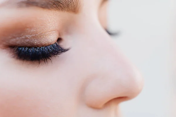 Occhi di una ragazza con gli occhi dipinti primo piano. Trucco professionale. — Foto Stock