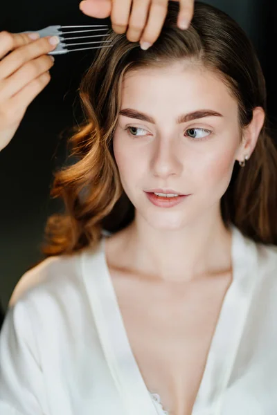 Una hermosa mujer con cabello largo peinar para una boda o sesión de fotos — Foto de Stock