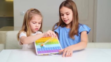 İki tatlı kız yeni bir oyun gezgini açıyor. Çocuklar için bir hediye..