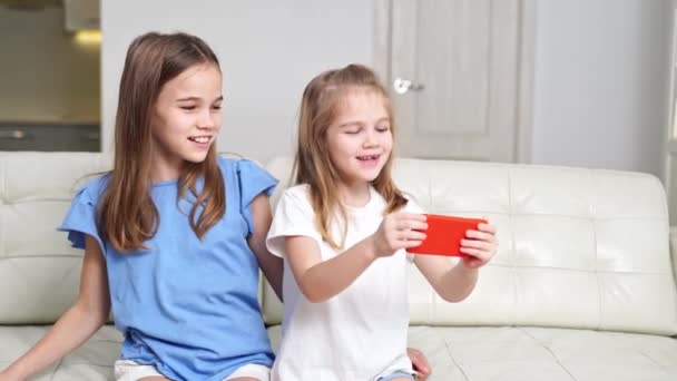명랑 한 소녀들은 셀카를 들고, 인터넷을 통한 비디오 통신을 통해 의사소통을 한다 — 비디오