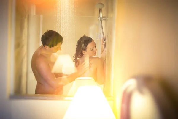 Mise au point douce. homme nu et femme prendre une douche ensemble dans la salle de bain avec fenêtre — Photo