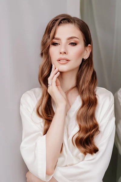 Belle femme en robe blanche à la fenêtre.matin de la mariée avant le mariage — Photo