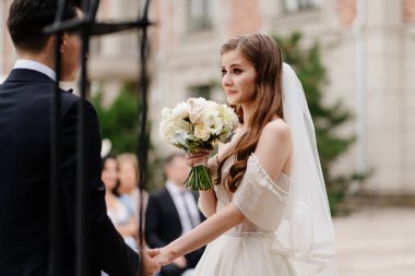 Düğün merasimi. Gelin damat yeminini dinler ve ağlar..