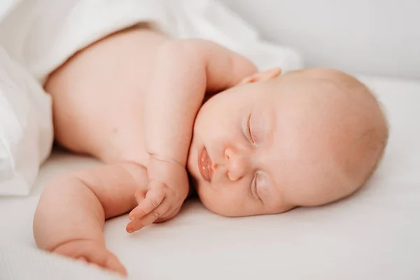 Sovande barn. dagens läge, hälsosam sömn hos nyfödda. — Stockfoto