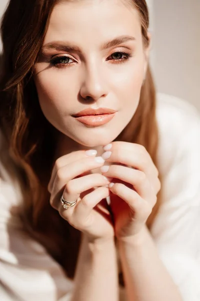Porträtt av en vacker ung kvinna med långt hår. Professionell makeup. — Stockfoto