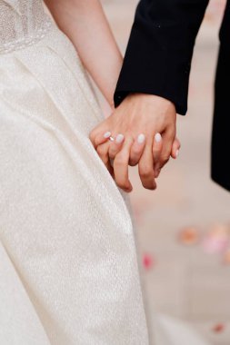 Kapat. Yeni evliler el ele tutuşur. Mutlu gelin ve damat.