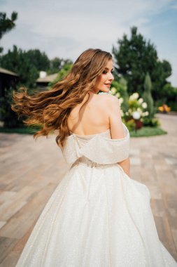 Kaçak gelin. Beyaz gelinlikli, dalgalı saçlı güzel bir kadın.