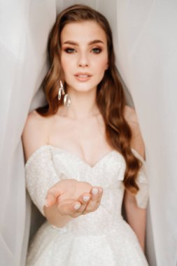 Alyanslar atılır ve gelinin eline geçer. Yüzük değişimi.