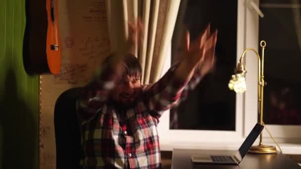 Ein Mann im Home Office erzählt der Familie emotional von einem harten Arbeitstag, — Stockvideo