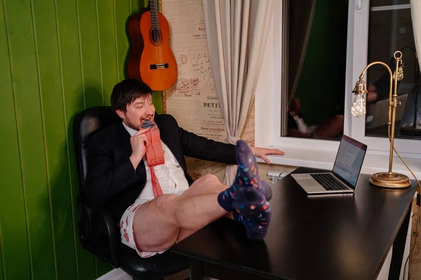 一个穿着裤子、夹克和领带的男人在总部办公室里通过视频进行交流 — 图库照片