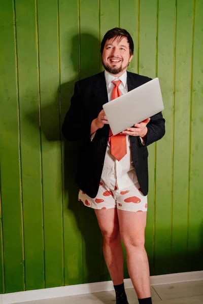 穿着紧身衣内裤、打着领带、在笔记本电脑上参加视频会议的男人. — 图库照片
