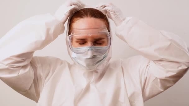 Arzt entfernt Schutzanzug, Maske und Brille nach tagelangem Krankenhausaufenthalt. — Stockvideo