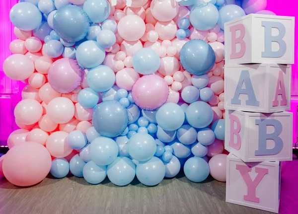 Photo zone for a gender party made of cubes and pink and blue balloons — Stock Photo, Image