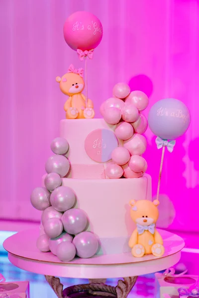 Tarta para una fiesta de género con globos rosados y azules, cachorros de oso —  Fotos de Stock