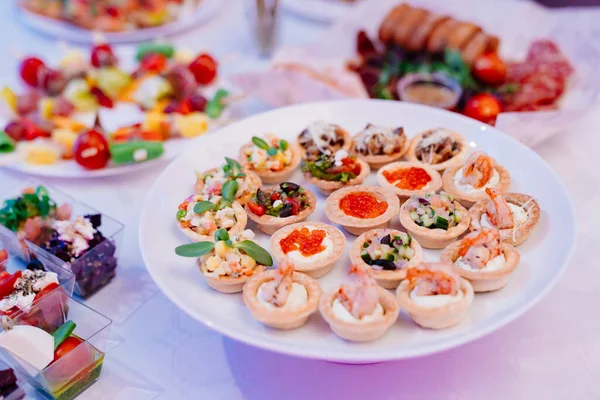 Placa con tartaletas. snack para buffet. catering para las vacaciones. —  Fotos de Stock