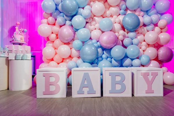 Photo zone for a gender party made of cubes and pink and blue balloons — Stock Photo, Image