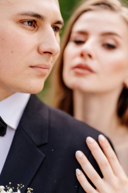 Güzel, nazik ve mutlu gelin ve damat. 