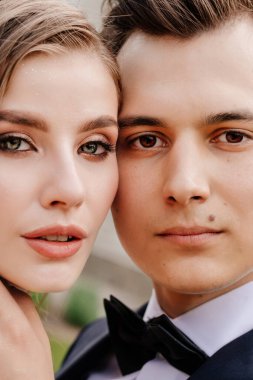 Güzel, nazik ve mutlu gelin ve damat. Erkek kadına nazikçe dokunur.