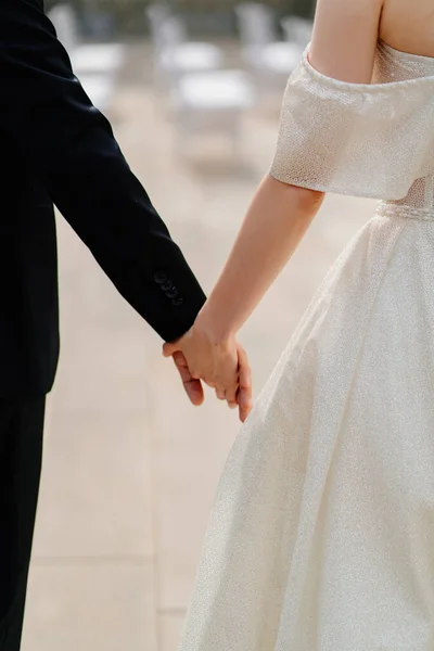 Руки. Наречений і наречений стоять або йдуть разом у житті . — стокове фото