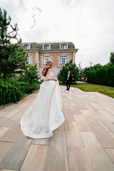 Le marié et la mariée sortent dehors. première rencontre avant la cérémonie de mariage — Photo