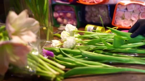 Floristería recoge ramo de tulipanes de colores. regalo tradicional de flores vivas — Vídeos de Stock