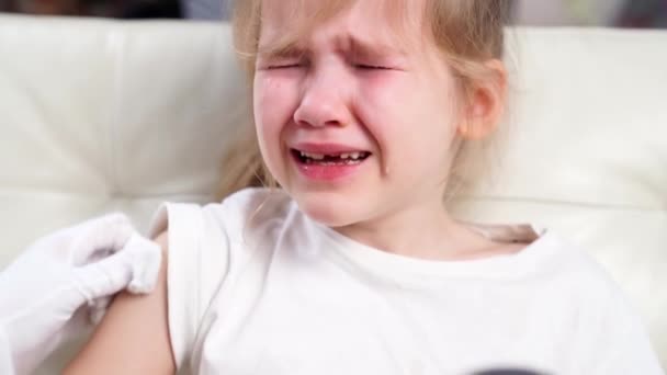 Το κοριτσάκι κλαίει μετά την ένεση. ο γιατρός κάνει την ένεση. Εμβολιασμός. — Αρχείο Βίντεο