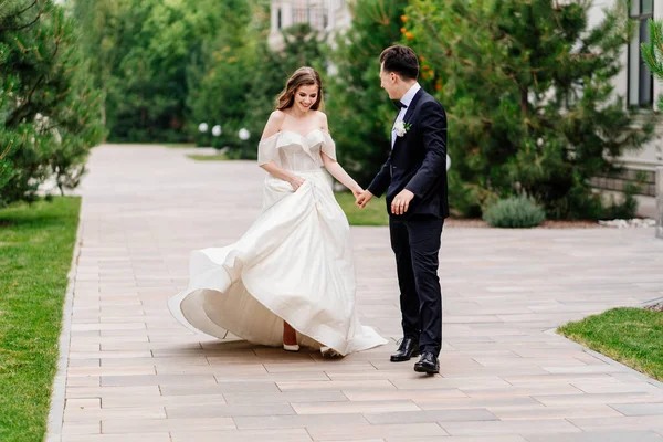 Lo sposo e la sposa camminano all'aperto. primo incontro prima della cerimonia nuziale — Foto Stock
