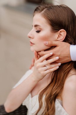 Damat elleri nazikçe güzel gelinin yüzüne dokunur.. 