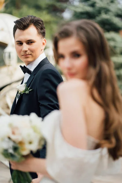 Concentrazione selettiva. La sposa tiene per mano gli sposi e lo segue. — Foto Stock