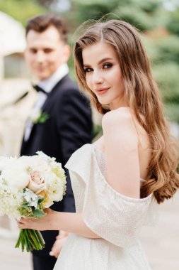 Seçici odaklanma. Gelin damadın elini tutar ve onu takip eder.. 