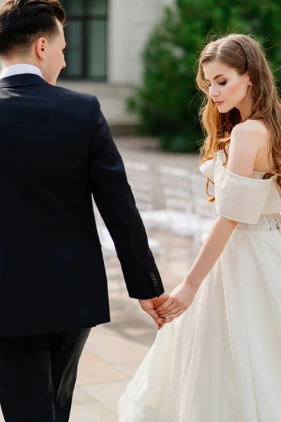 Le marié et la mariée sortent dehors. première rencontre avant la cérémonie de mariage — Photo