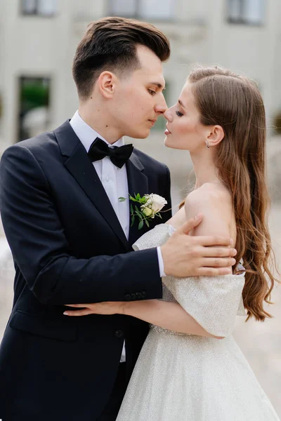 Linda, doce e feliz noiva e noivo abraçando e beijando — Fotografia de Stock