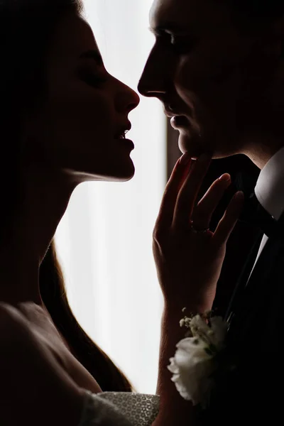 Des silhouettes. profils de la mariée et du marié en arrière-plan de la fenêtre. — Photo