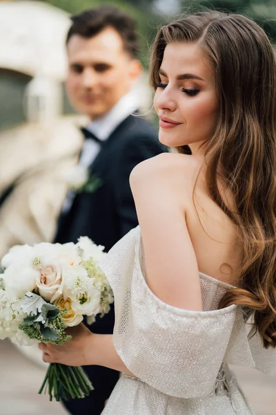 Selektiver Fokus. Die Braut hält den Bräutigam an der Hand und folgt ihm. — Stockfoto