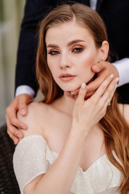 Damat elleri nazikçe güzel gelinin yüzüne dokunur.. 