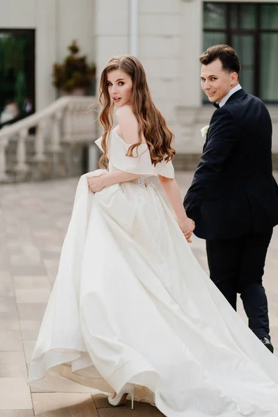 Lo sposo e la sposa camminano all'aperto. primo incontro prima della cerimonia nuziale — Foto Stock