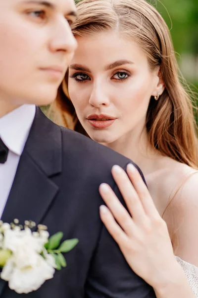 Beautiful, gentle and happy bride and groom. — Stock Photo, Image