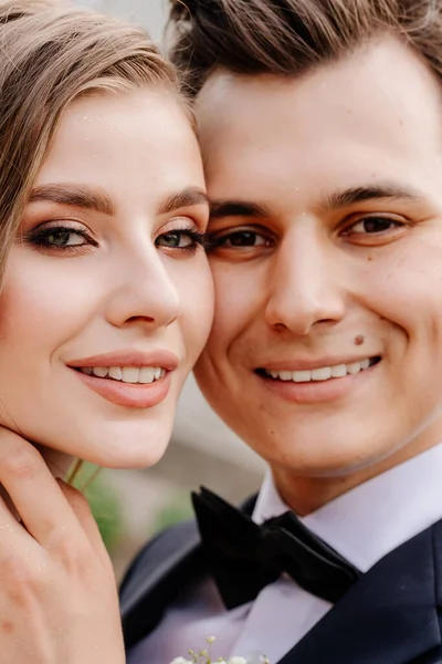 Schön, sanft und glücklich Braut und Bräutigam. Mann berührt Frau sanft im Gesicht — Stockfoto