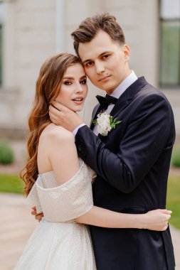 Güzel, nazik ve mutlu gelin ve damat. Erkek kadına nazikçe dokunur.
