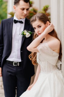 Güzel, nazik ve mutlu gelin ve damat. 