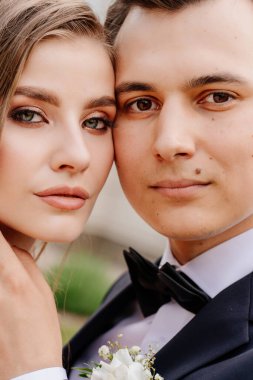 Güzel, nazik ve mutlu gelin ve damat. Erkek kadına nazikçe dokunur.