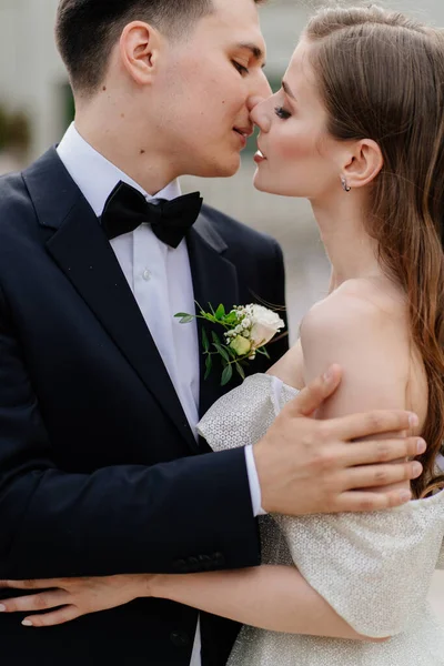 Schöne, sanfte und glückliche Braut und Bräutigam umarmen und küssen — Stockfoto